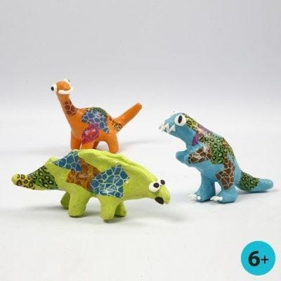 Maalattu ja koristeltu paperimassa dinosaurus