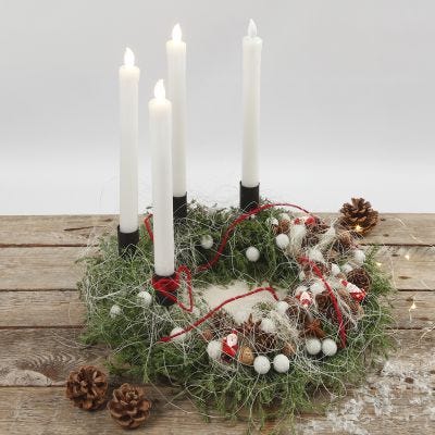 Luonnonmateriaaleilla ja LED- kynttilöillä koristeltu adventtikranssi