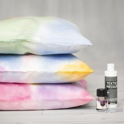 Vesiväreillä koristeltu tyynynpäällinen