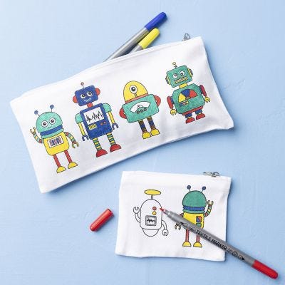 Tekstiilitusseilla koristeltu robottipenaali ja -kolikkokukkaro