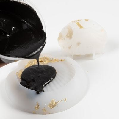 Mustan hartsivaluseoksen valaminen